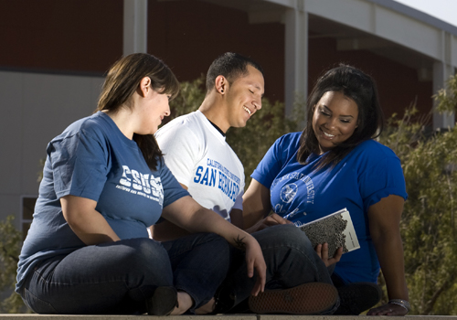 Students in CSUSB shirts