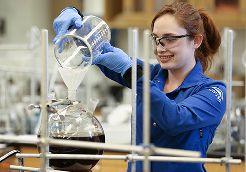 chemisry student in lab with faculty conducting an experiment