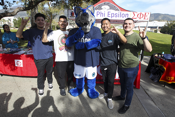 Photo of CSUSB students at the Volunteer Fair/Engagement Expo.