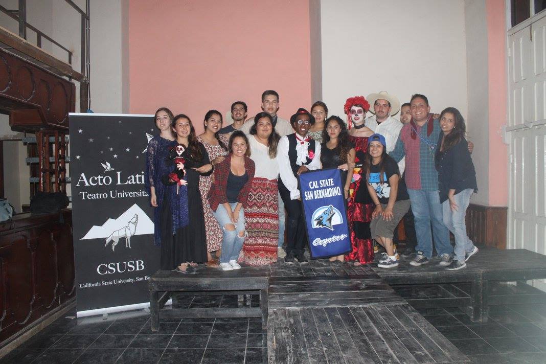 Group photo of club at Festival de Teatro in Cuba