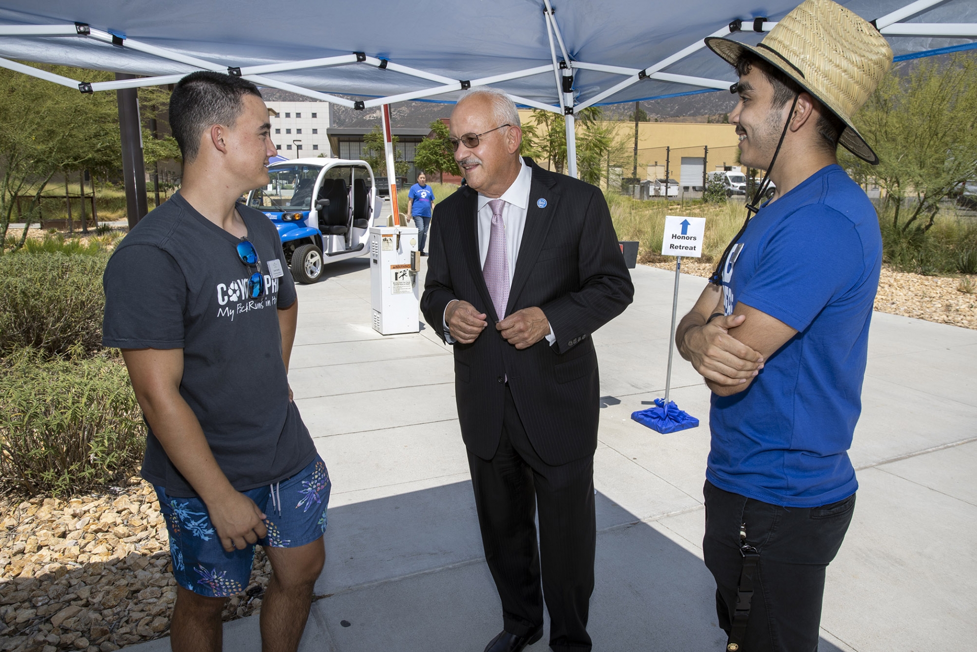 Students meet with university president Tomás D. Morales (center) during Move-In days.