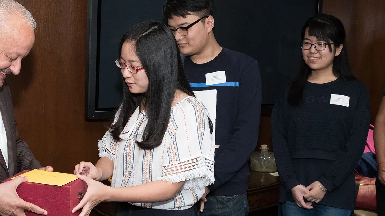 Chinese Student Association presents president with gift