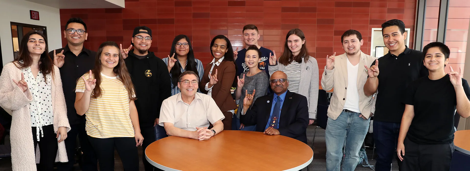 Physicist and Nobel Prize winner Carl Wieman posing with students