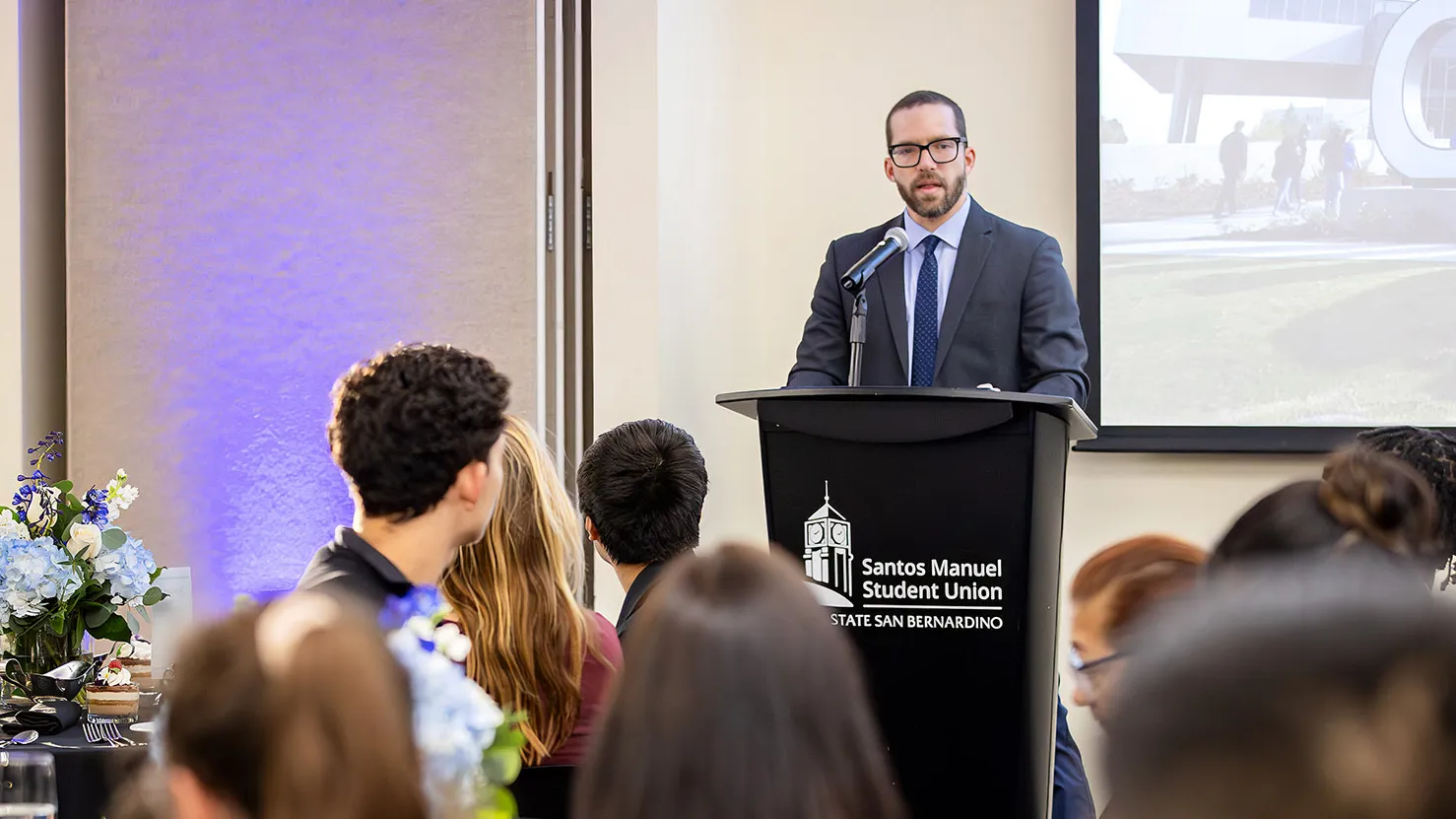 Jacob Jones, faculty director of the University Honors College, speaks to students at the recent Presidential Academic Excellence Scholarship Dinner.