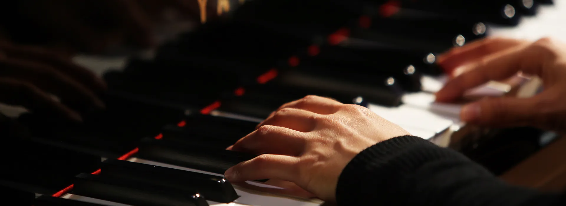 hands playing piano