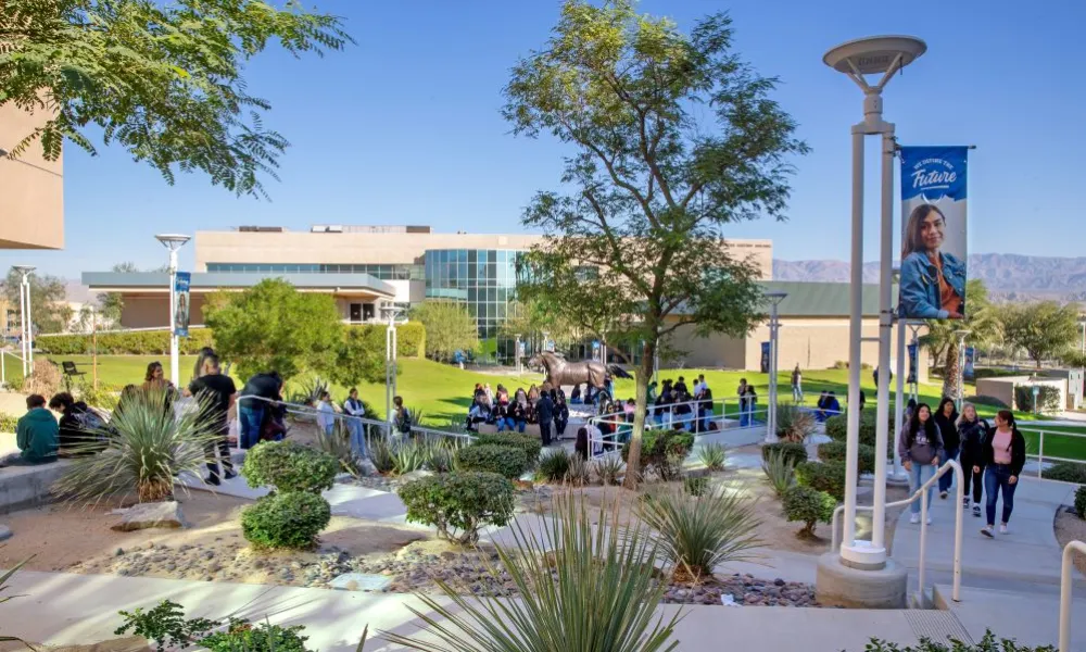 Students walking around at CSUSB Palm Desert Campus