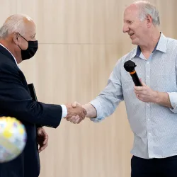 President Morales shakes Mike Stull's hand