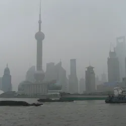 The Shanghai skyline shrouded in heavy smog, June 2008. China’s environmental challenges brought by a rapidly expanding economy will be the topic of the first Modern China Lecture on Tuesday, followed by a presentation on why Chinese dissidents backed former President Donald Trump on Thursday. Both talks will be on Zoom. Photo: Peter Dowley/Wikimedia Commons