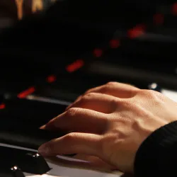 hands playing piano