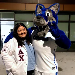 Jacklyn Chanocua (l) and CSUSB mascot Cody Coyote.