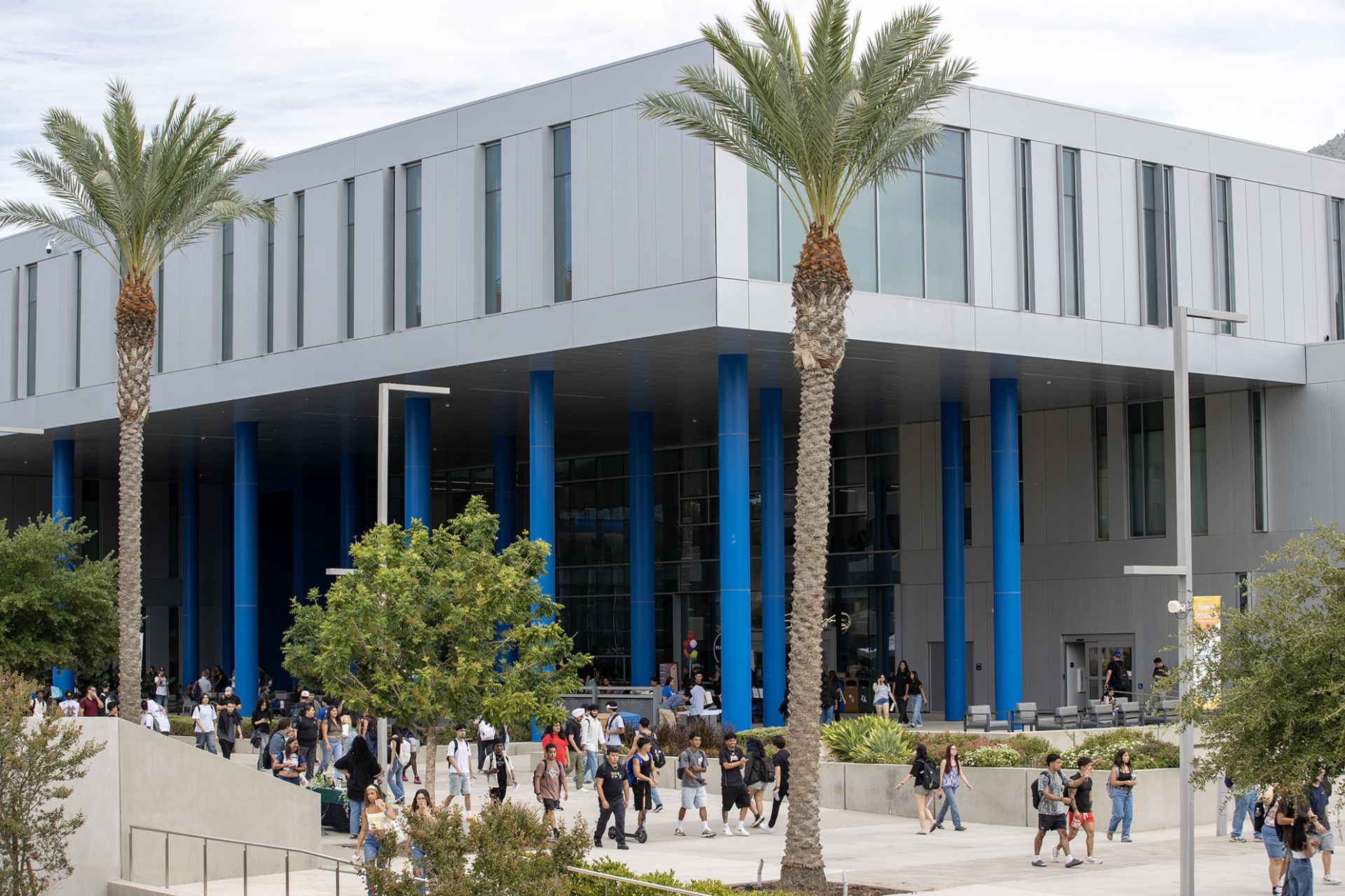 The Center for Global Innovation is the backdrop for students on Coyote Walk.