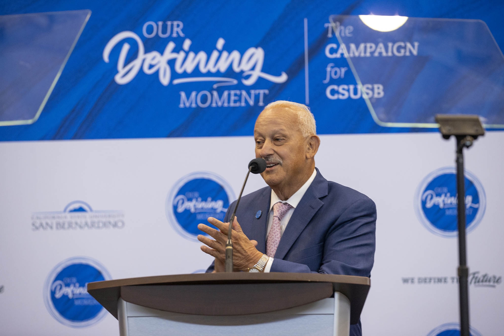 CSUSB President Tomás D. Morales leads applause during his Convocation address on Aug. 21.>>