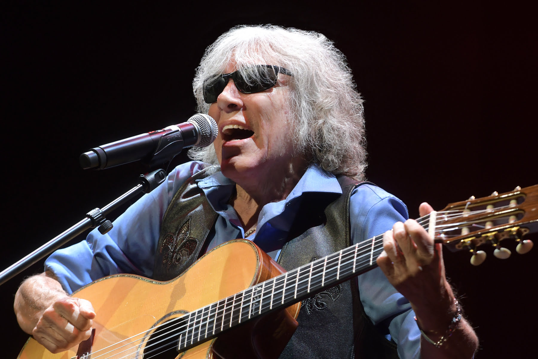 José Felciano playing guitar and singing