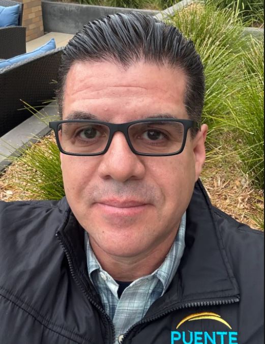 Dr. Gustavo Flores