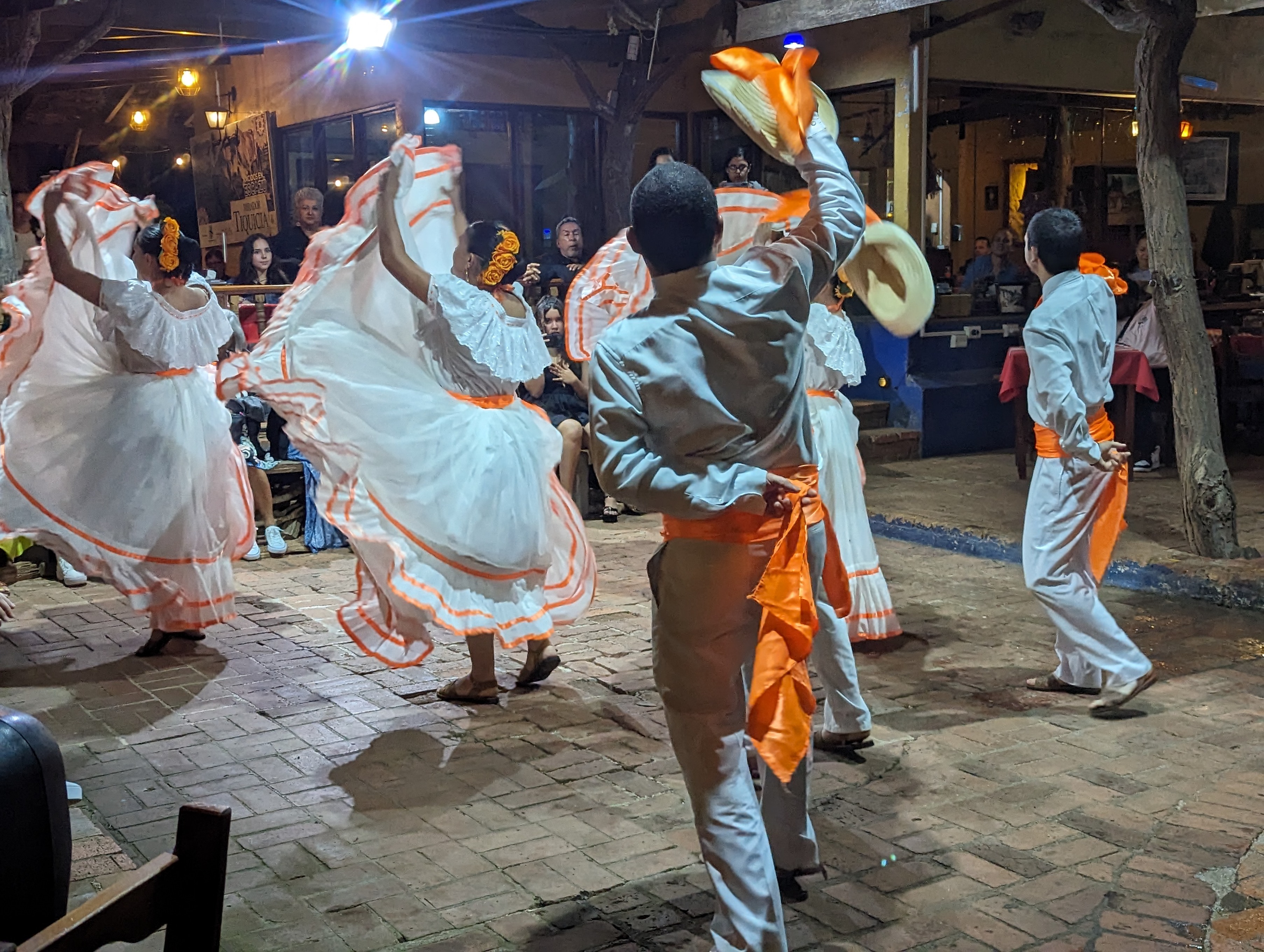 Folklorio dancers